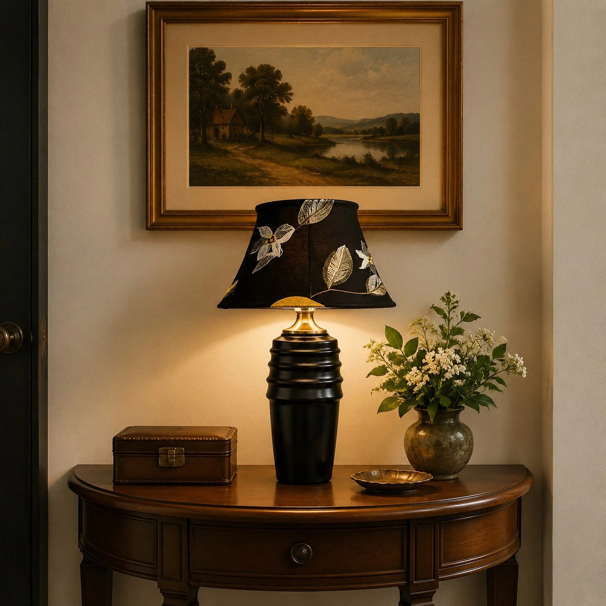 Lámpara de mesa de cerámica Toalba – con pantalla bordada sobre una consola de madera