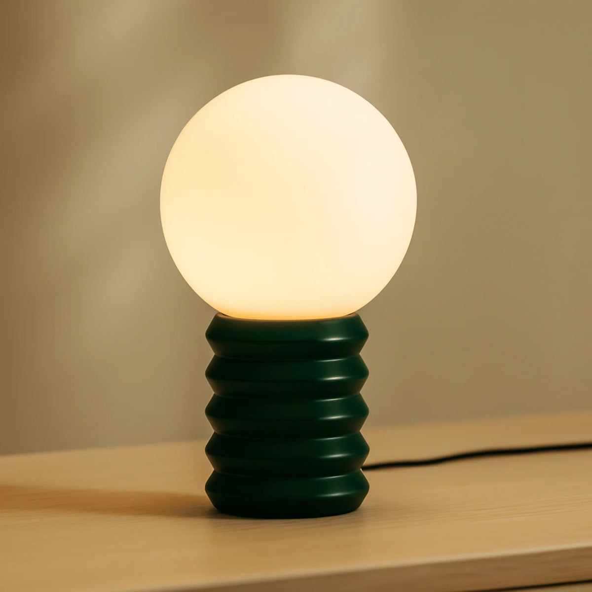 Lámpara de mesa retro con globo de cristal Leluna en un salón cálido – imagen 3