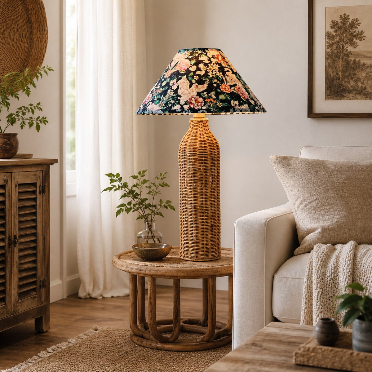 Lámpara de mesa de ratán Vimbrela – junto a un sofá claro y una cómoda de madera