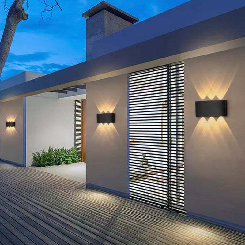 Aplique de pared LED arriba y abajo Fulgara en una fachada iluminada – imagen 17