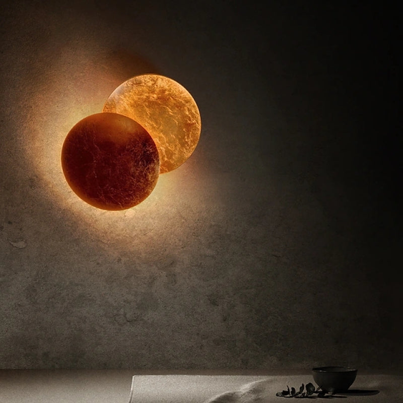 Astroclaro Eclipse: Aplique de Pared con Diseño Lunar de Metal – Dorado/Bronce