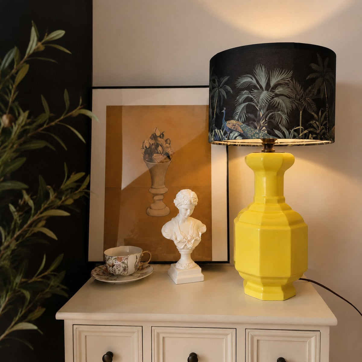 Lámpara de mesa de cerámica Selvina en un salón con encanto – imagen 5