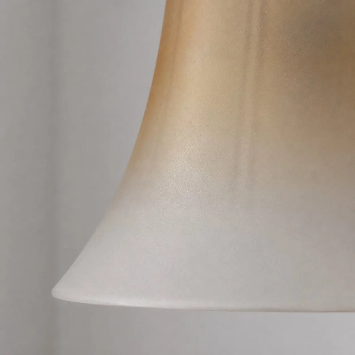 Aplique de pared vintage de cristal Ourela – detalle del borde de la campana