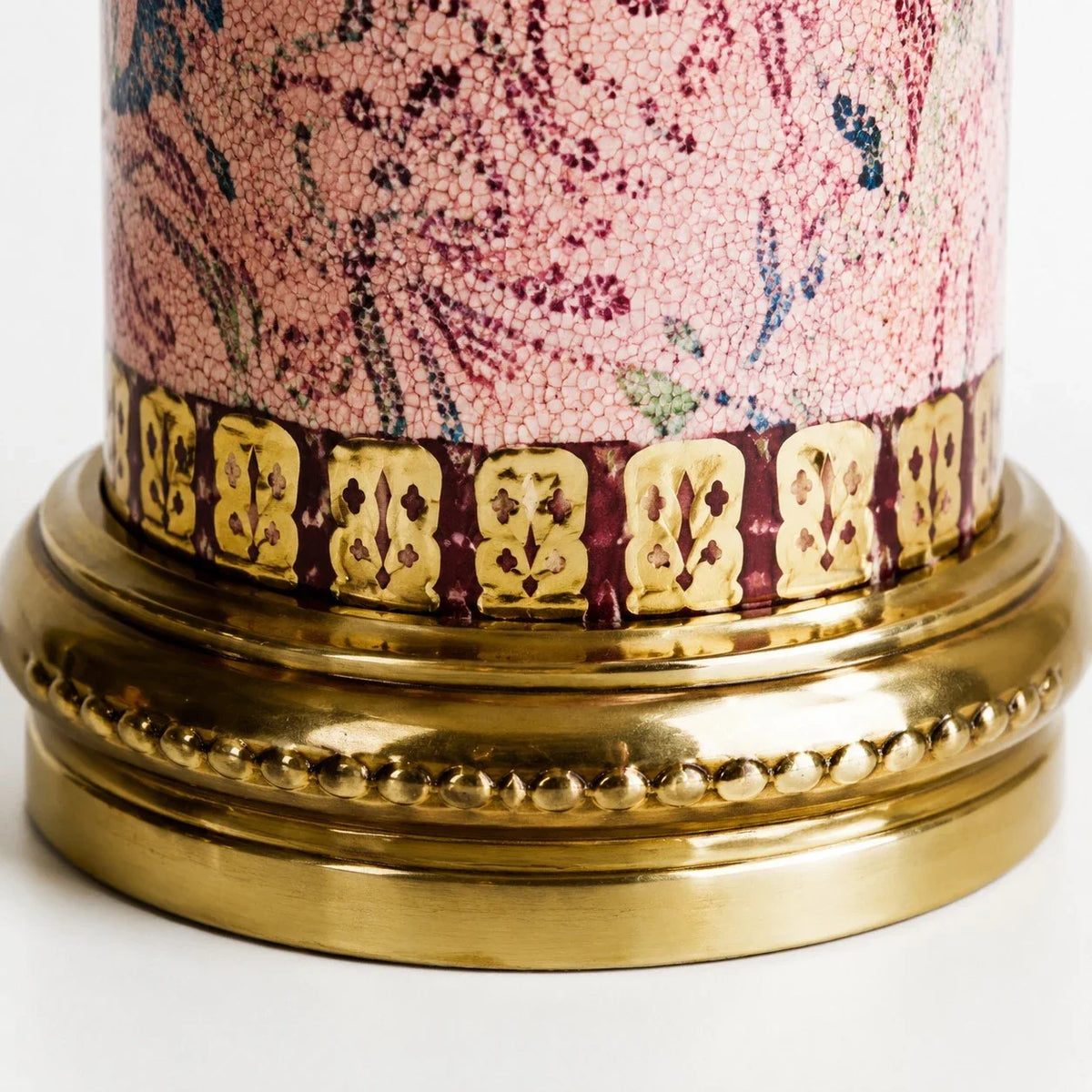 Lámpara de mesa de cerámica floral Rosilda – detalle de la base en tono latón