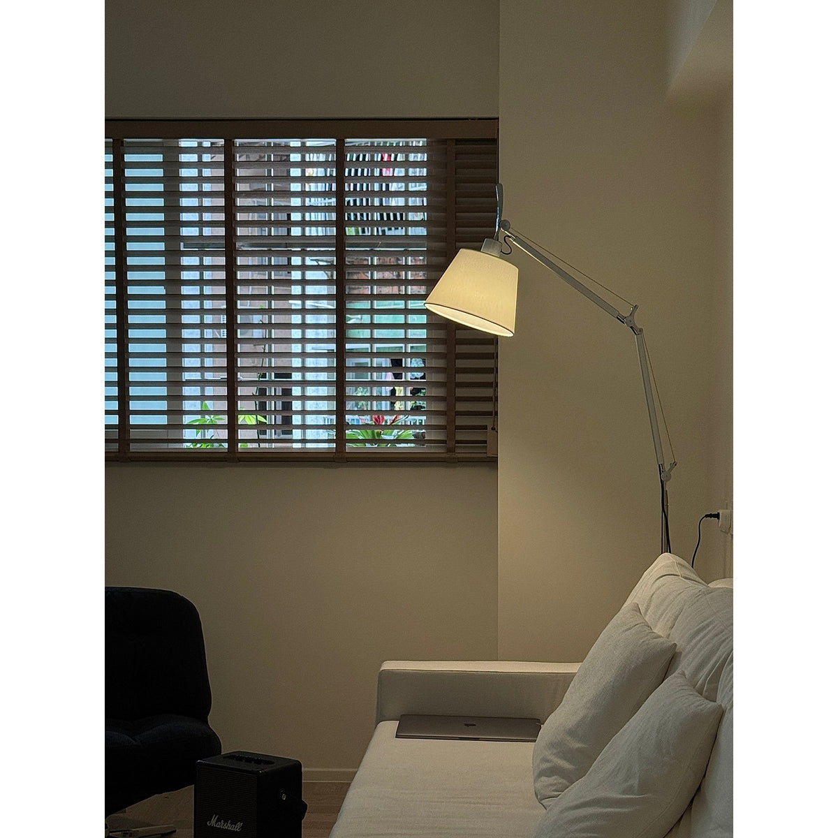Lámpara de pie con brazo articulado Belmora junto a un sofá del salón – imagen 23