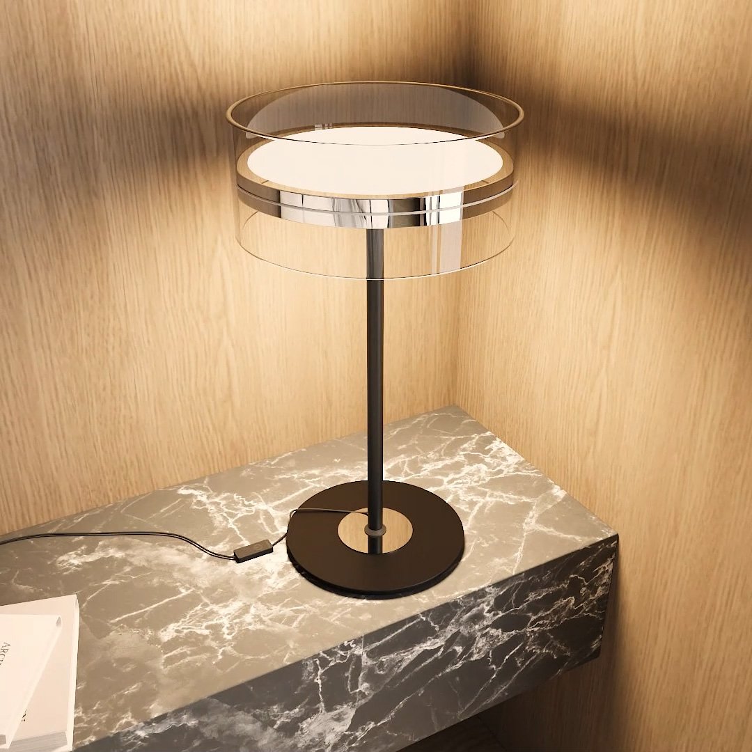Lámpara de mesa LED de cristal Mirala sobre una mesita de mármol – imagen 3
