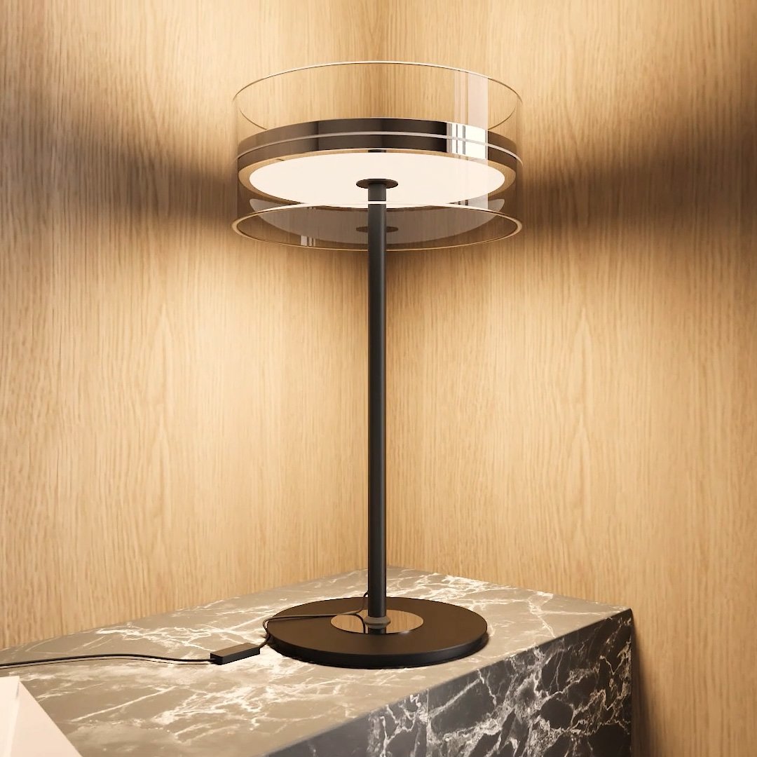 Lámpara de mesa LED de cristal Mirala sobre una mesita de mármol – imagen 4