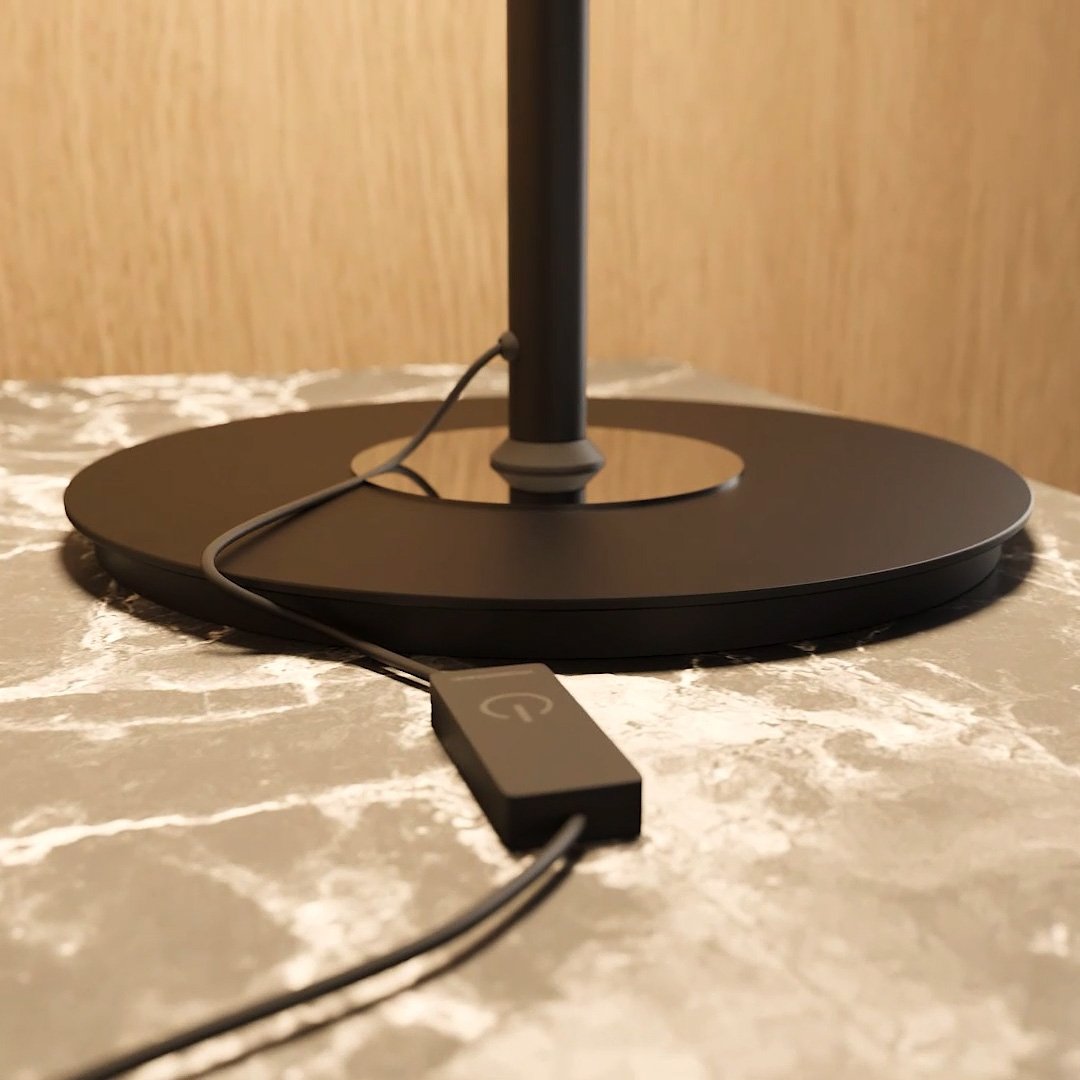Lámpara de mesa LED de cristal Mirala sobre una mesita de mármol – imagen 6