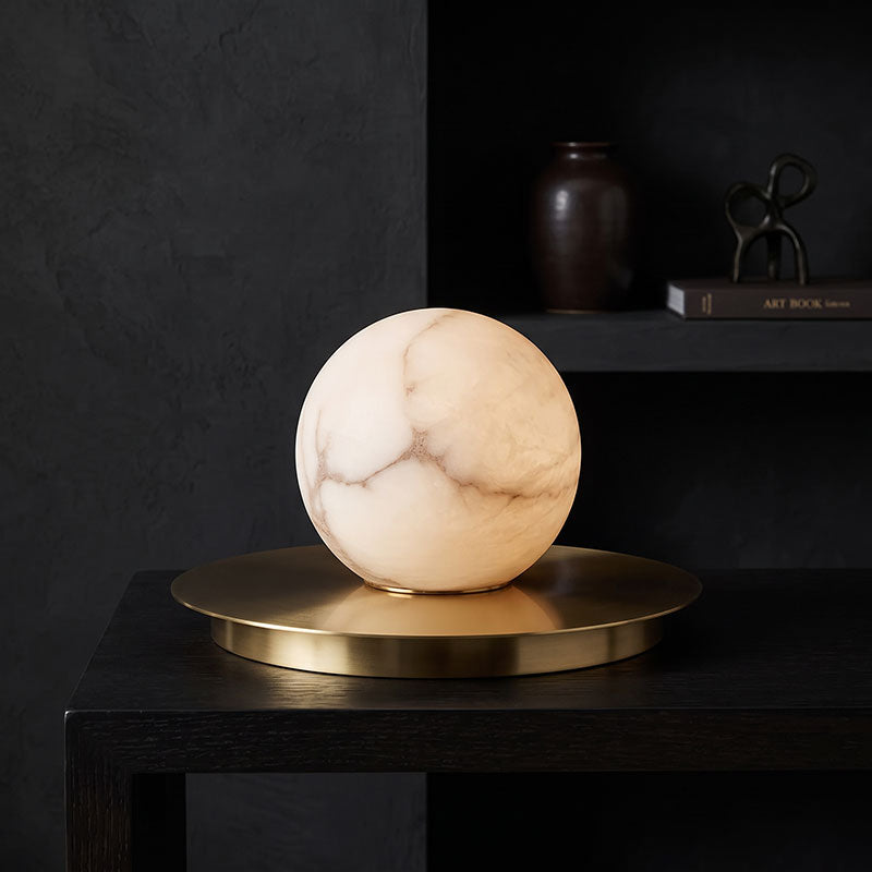 Lámpara de mesa de alabastro y latón Limera – detalle del veteado de la piedra