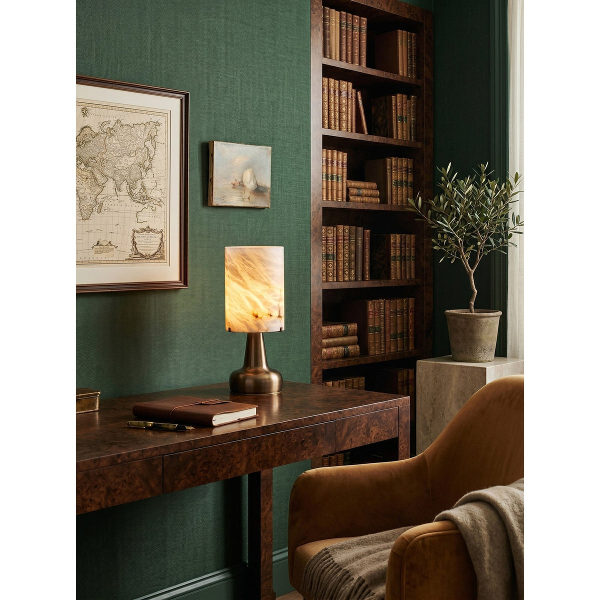 Lámpara de mesa de alabastro Merola – en un despacho con pared verde