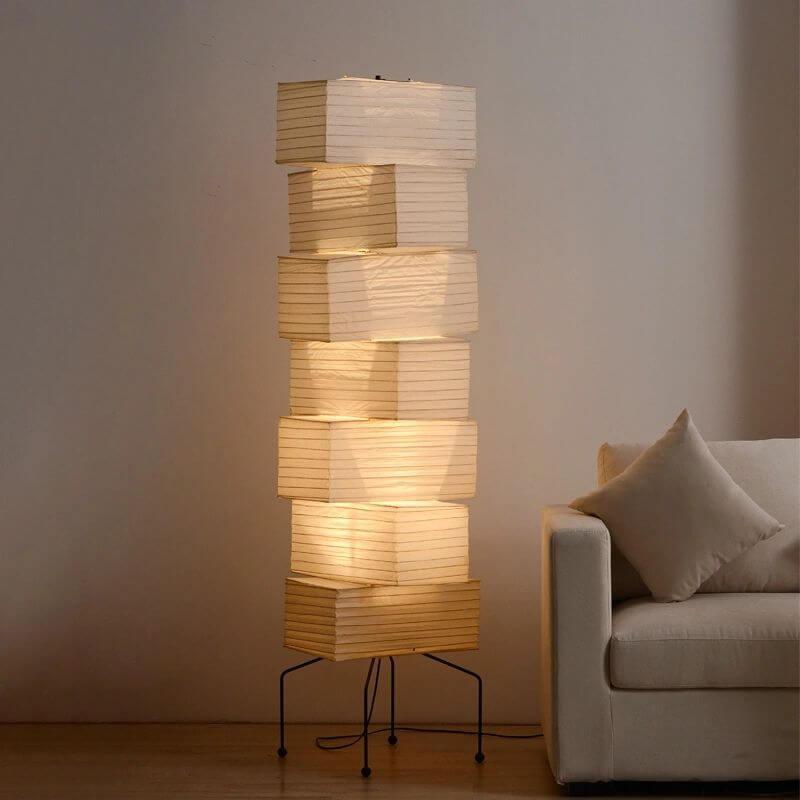 Lámpara de pie de papel de arroz Boriana junto a un sofá del salón – imagen 12