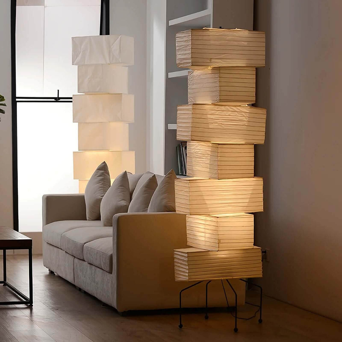 Lámpara de pie de papel de arroz Boriana junto a un sofá del salón – imagen 13