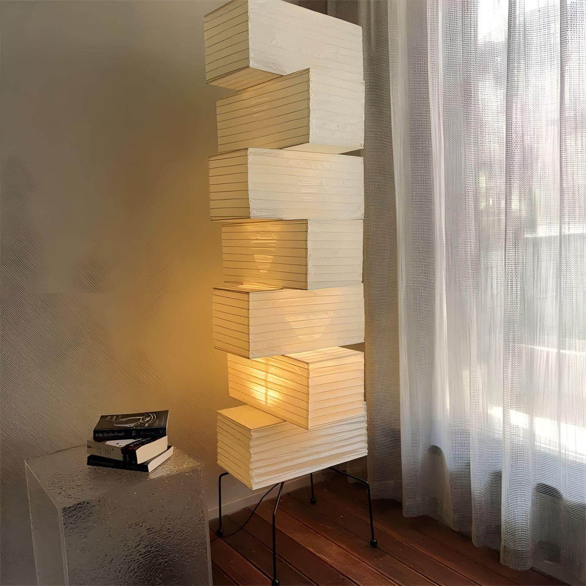 Lámpara de pie de papel de arroz Boriana junto a un sofá del salón – imagen 14