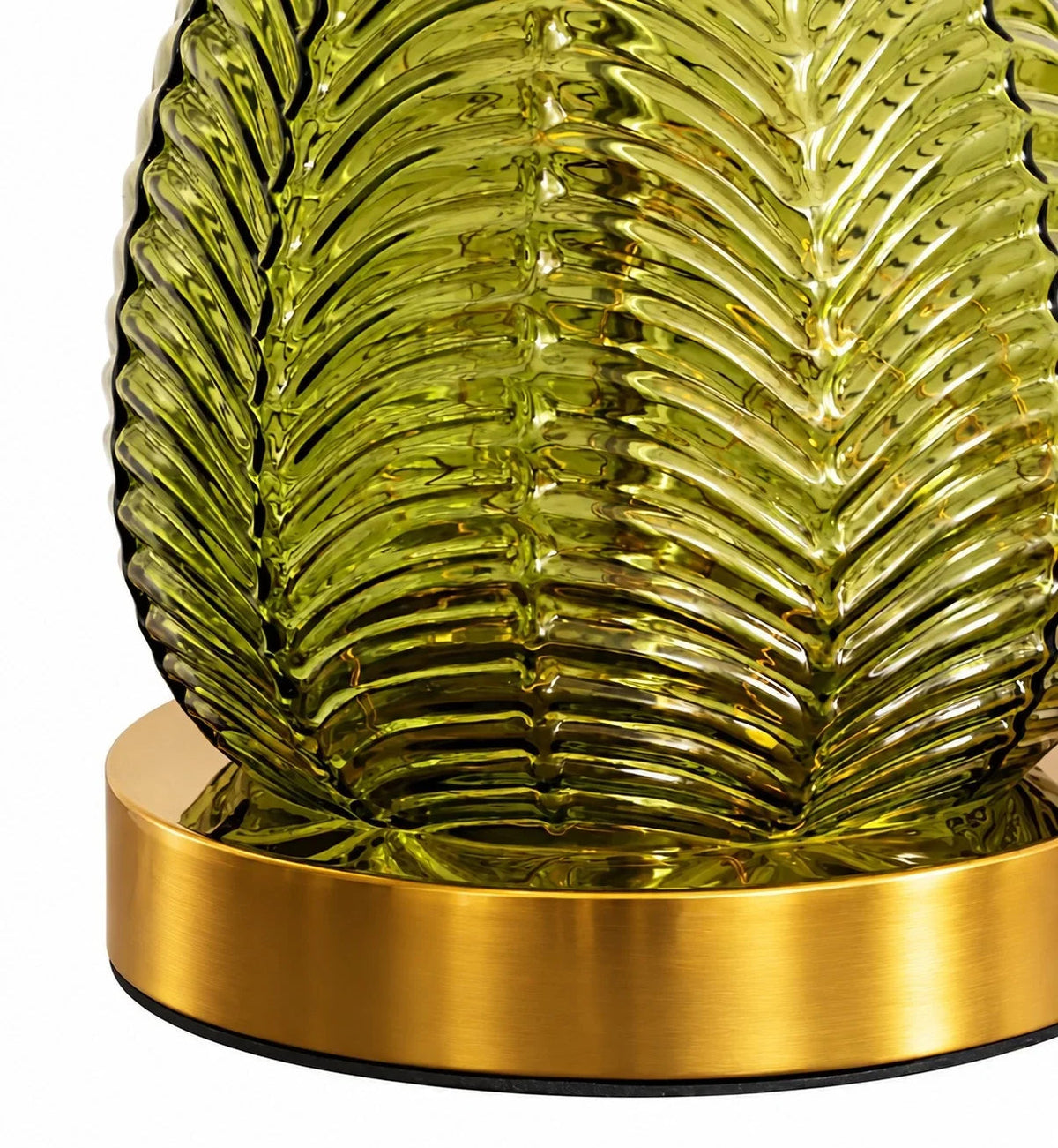Lámpara de mesita de cristal verde Bosvela sobre una mesita de noche – imagen 16