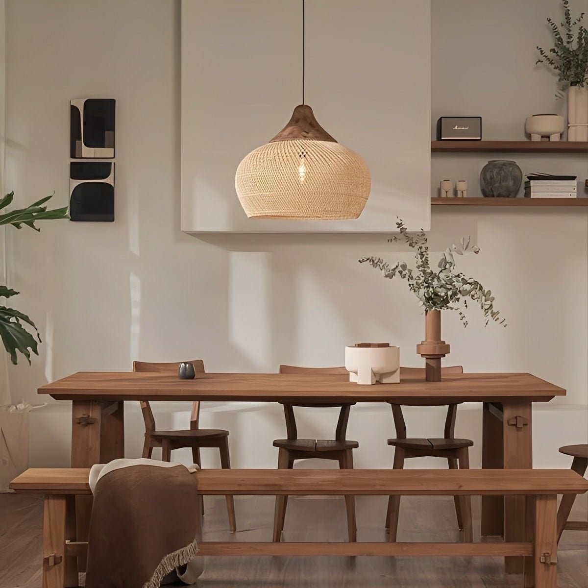 Lámpara colgante de ratán Mimbela sobre una mesa de comedor – imagen 2