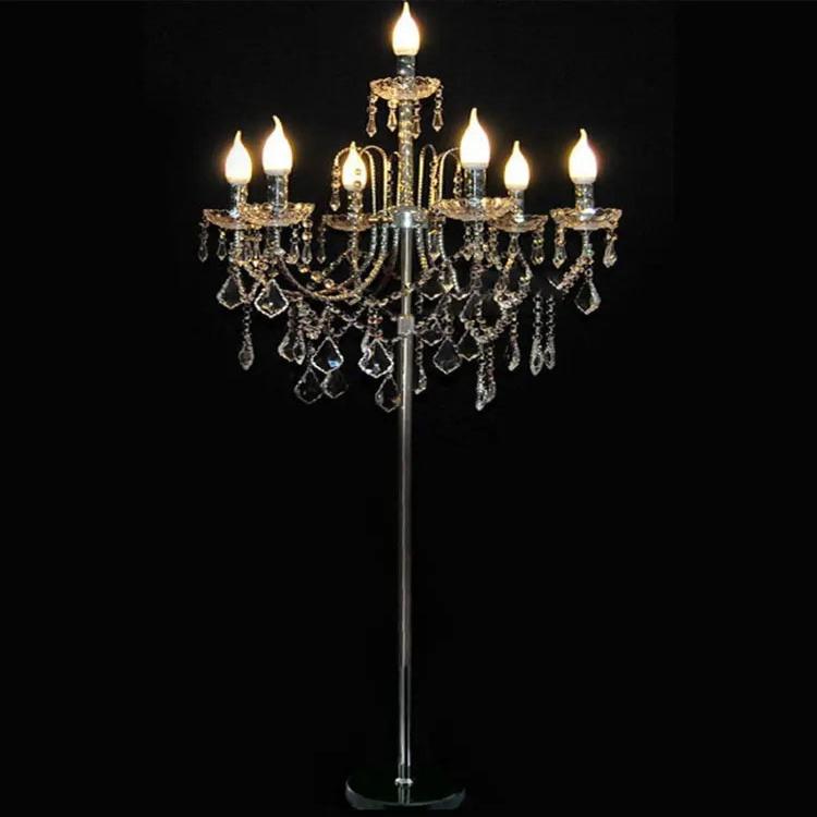 Lámpara de pie candelabro de cristal Bricela – en plateado con sus 7 velas encendidas