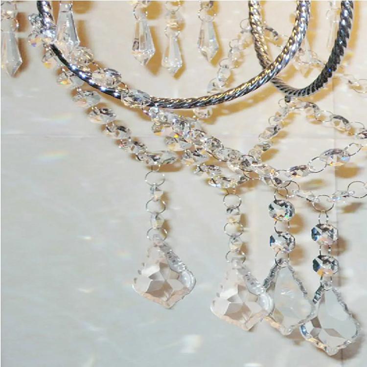 Lámpara de pie candelabro de cristal Bricela – detalle de las cadenas y gotas de cristal