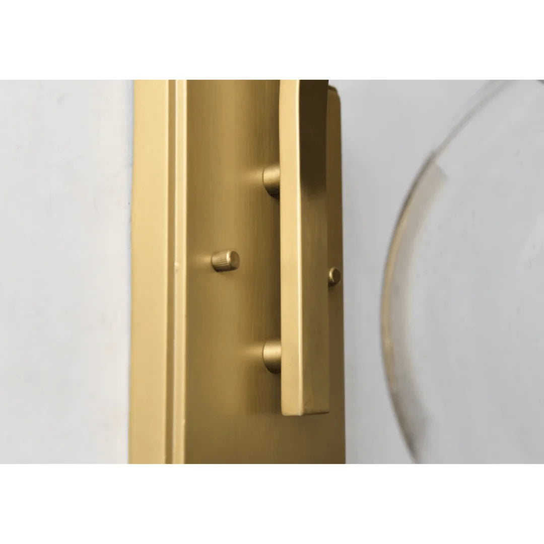 Aplique de pared exterior Ozela – detalle de la placa de pared dorada