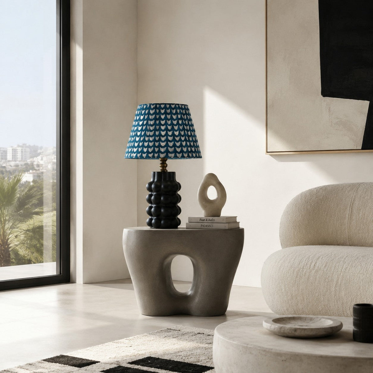 Lámpara de mesa de cerámica Volaria en un salón con estilo – imagen 3