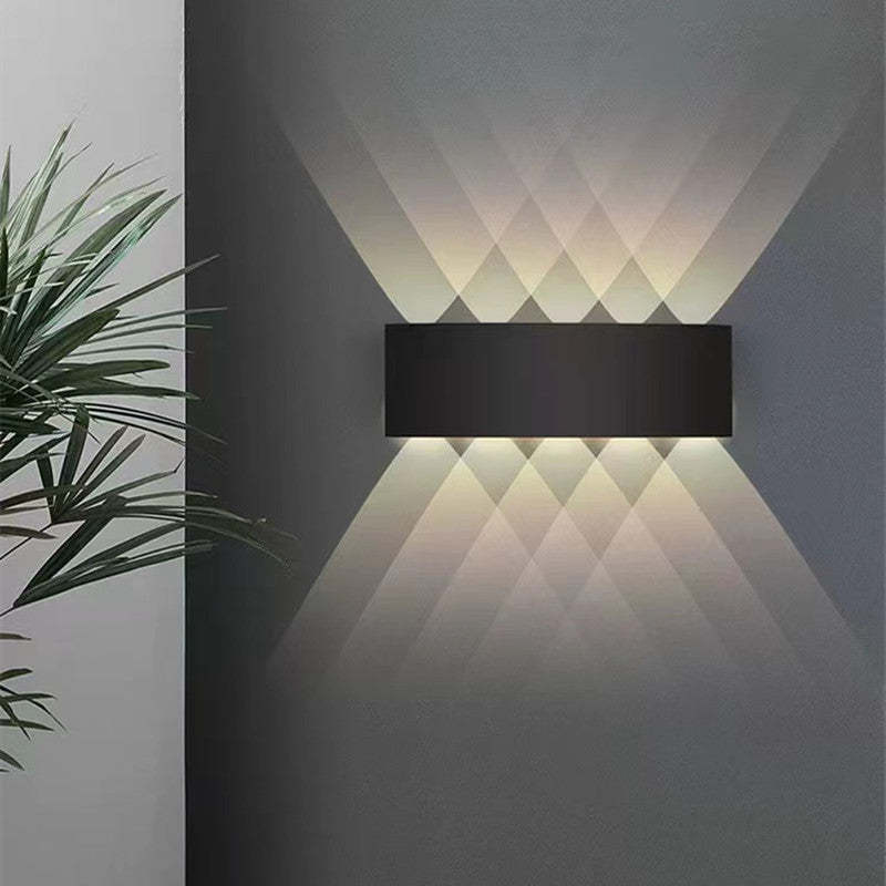 Aplique de pared LED arriba y abajo Fulgara en una fachada iluminada – imagen 6