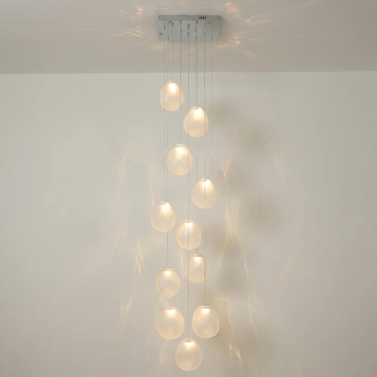 Lámpara de araña de cristal texturizado Guisela – en cascada de 11 luces en cristal blanco