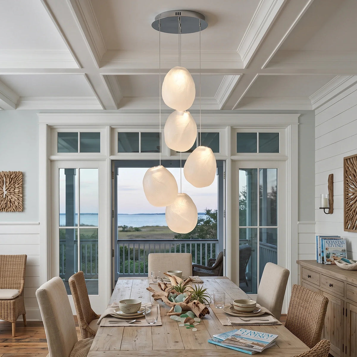 Lámpara de araña de cristal texturizado Guisela – con 3 luces blancas sobre una mesa de comedor de madera