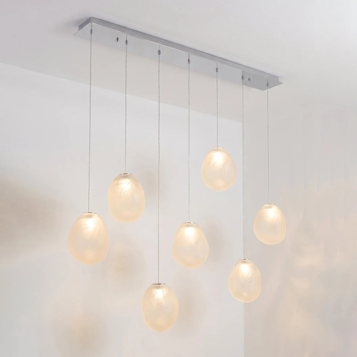Lámpara de araña de cristal texturizado Guisela – lineal de 7 luces en cristal blanco