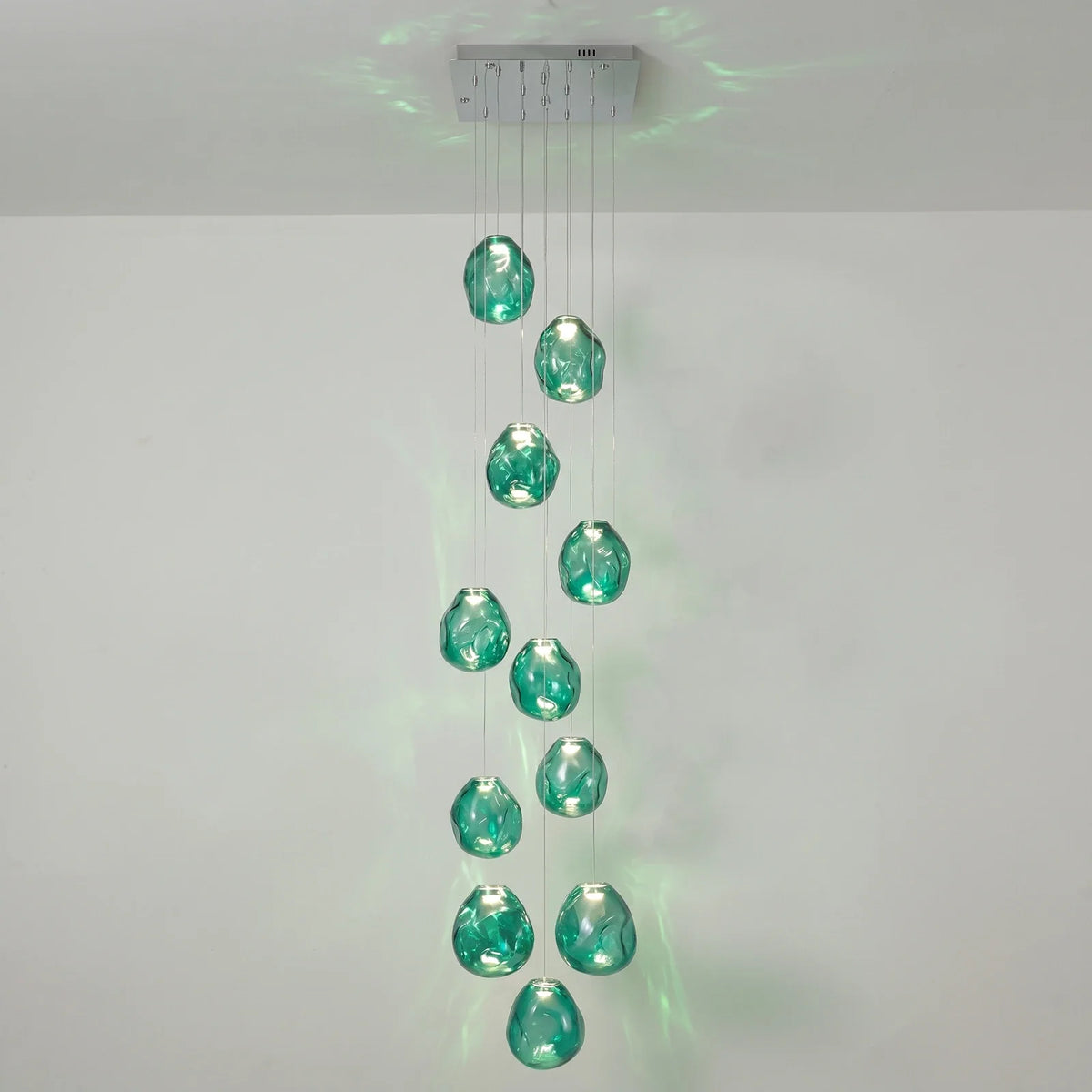 Lámpara de araña de cristal texturizado Guisela – en cascada de 11 luces en cristal verde