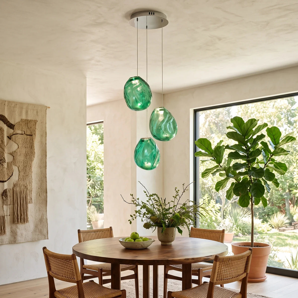 Lámpara de araña de cristal texturizado Guisela – con 3 luces verdes sobre una mesa redonda