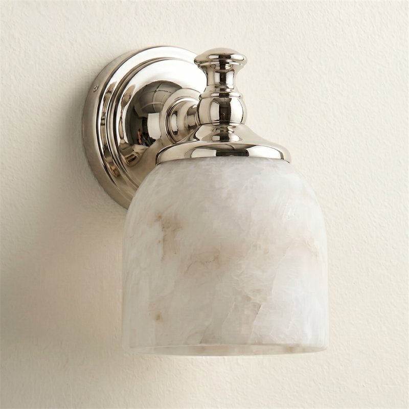 Aplique de pared clásico Campela sobre el espejo de un baño – imagen 33