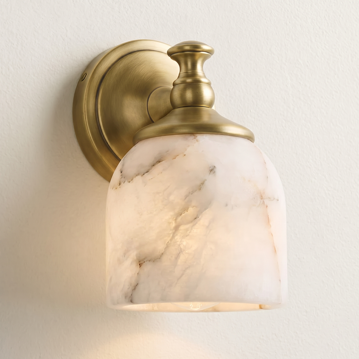 Aplique de pared clásico Campela sobre el espejo de un baño – imagen 38