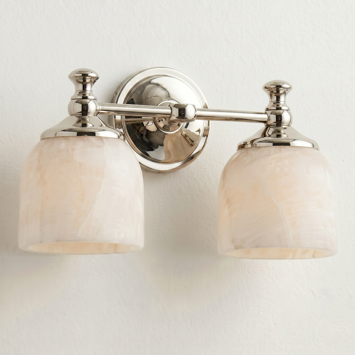 Aplique de pared clásico Campela sobre el espejo de un baño – imagen 39
