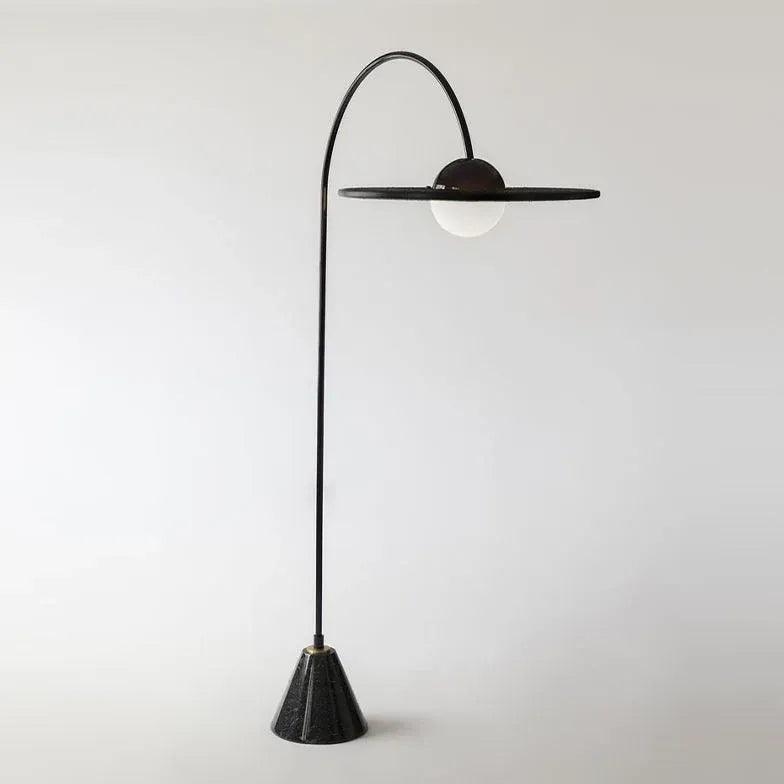 Lámpara de pie de arco negra con disco y globo de cristal Caldora – sobre fondo gris claro