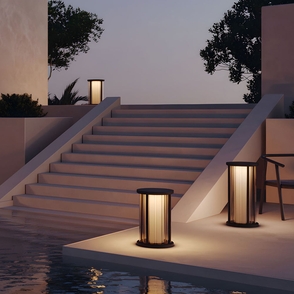 Baliza de jardín LED Isaluz – balizas junto a una escalera y una piscina
