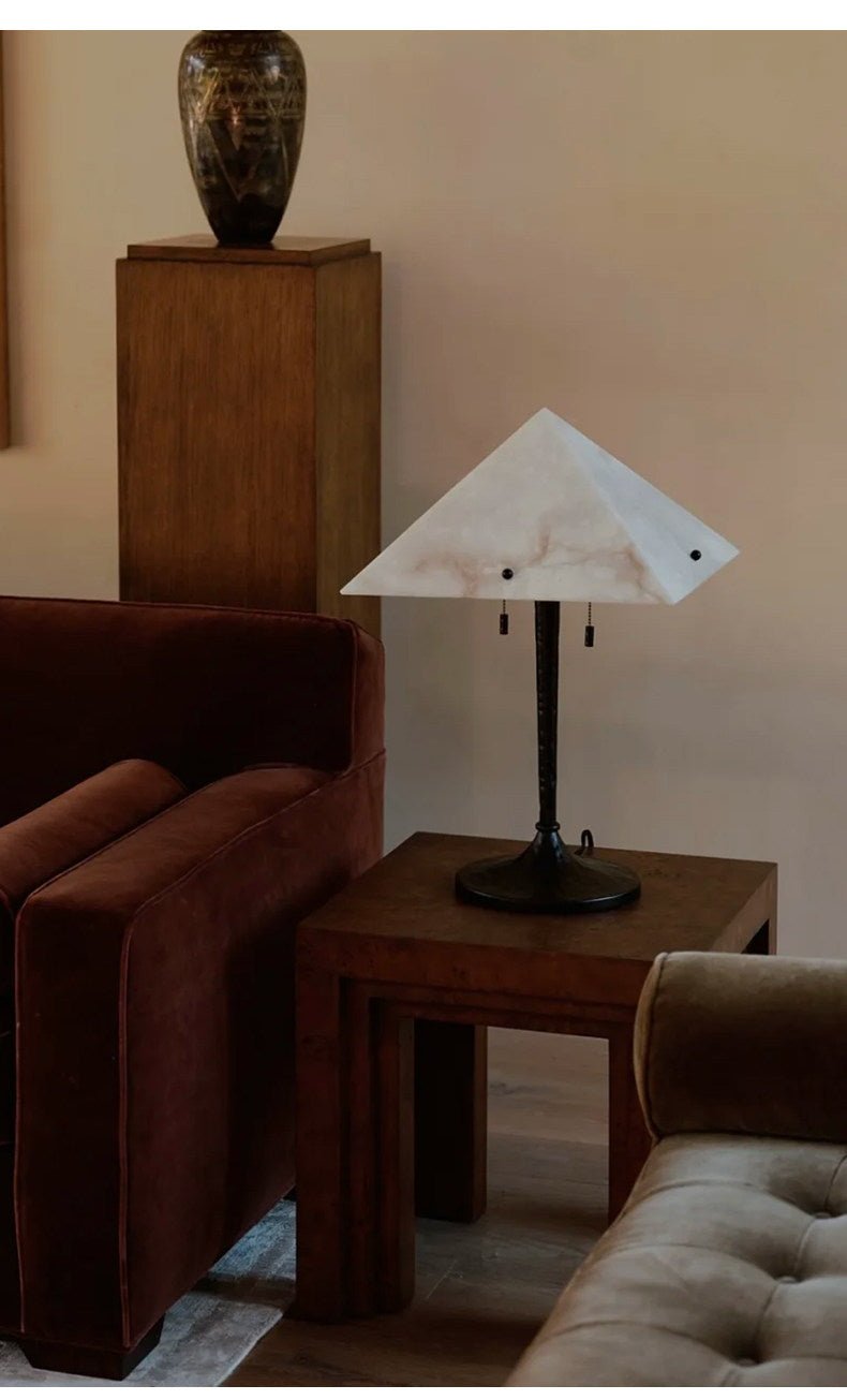 Lámpara de mesa con pantalla de alabastro Ipira sobre un escritorio de madera – imagen 13