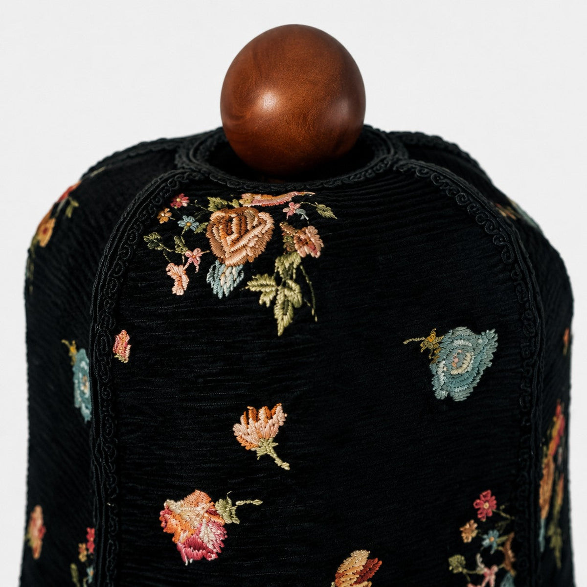 Lámpara de mesa de madera torneada con pantalla floral Torcela – detalle de la pantalla bordada y el pomo de madera