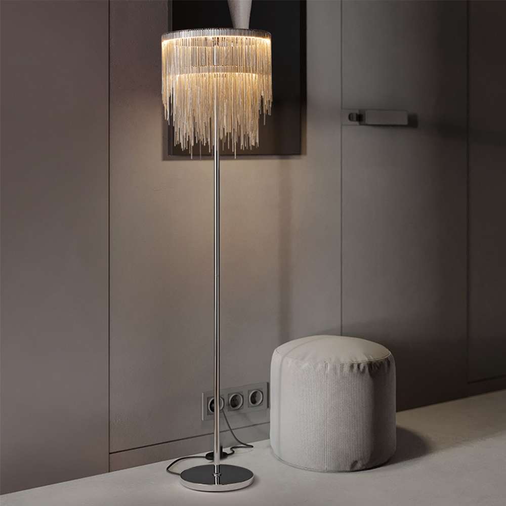 Lámpara de pie LED con flecos cromados Rizalda en un salón elegante – imagen 5