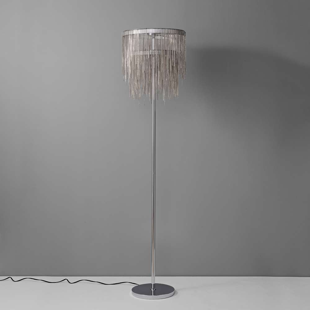 Lámpara de pie LED con flecos cromados Rizalda – apagada con pie cromado