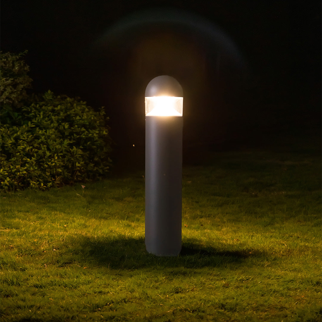 Baliza de jardín LED Olbera – remate redondo encendido sobre el césped
