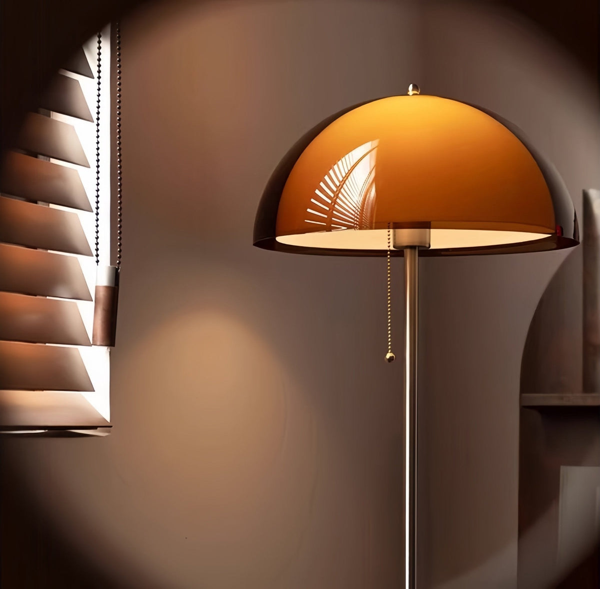Lámpara de pie seta retro Fungela en un salón cálido – imagen 15