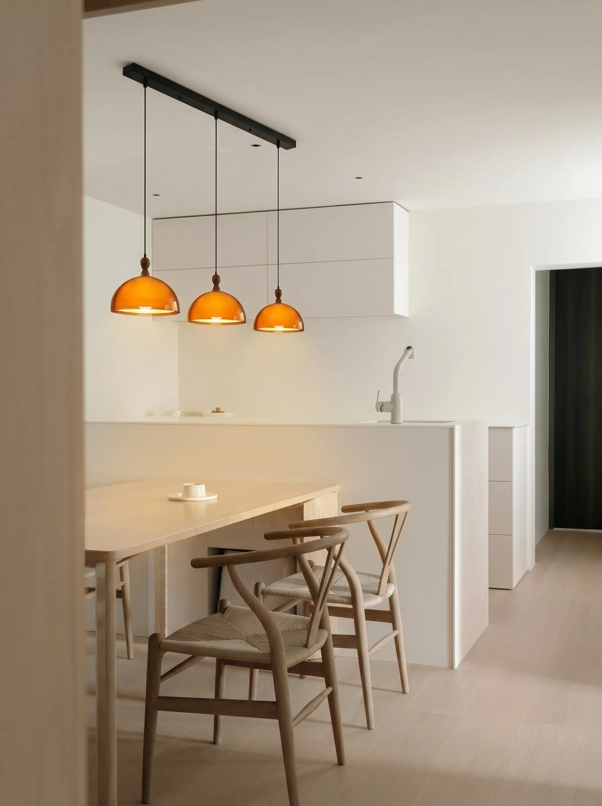 Lámpara colgante de 3 luces Bóveda sobre una mesa de comedor – imagen 5