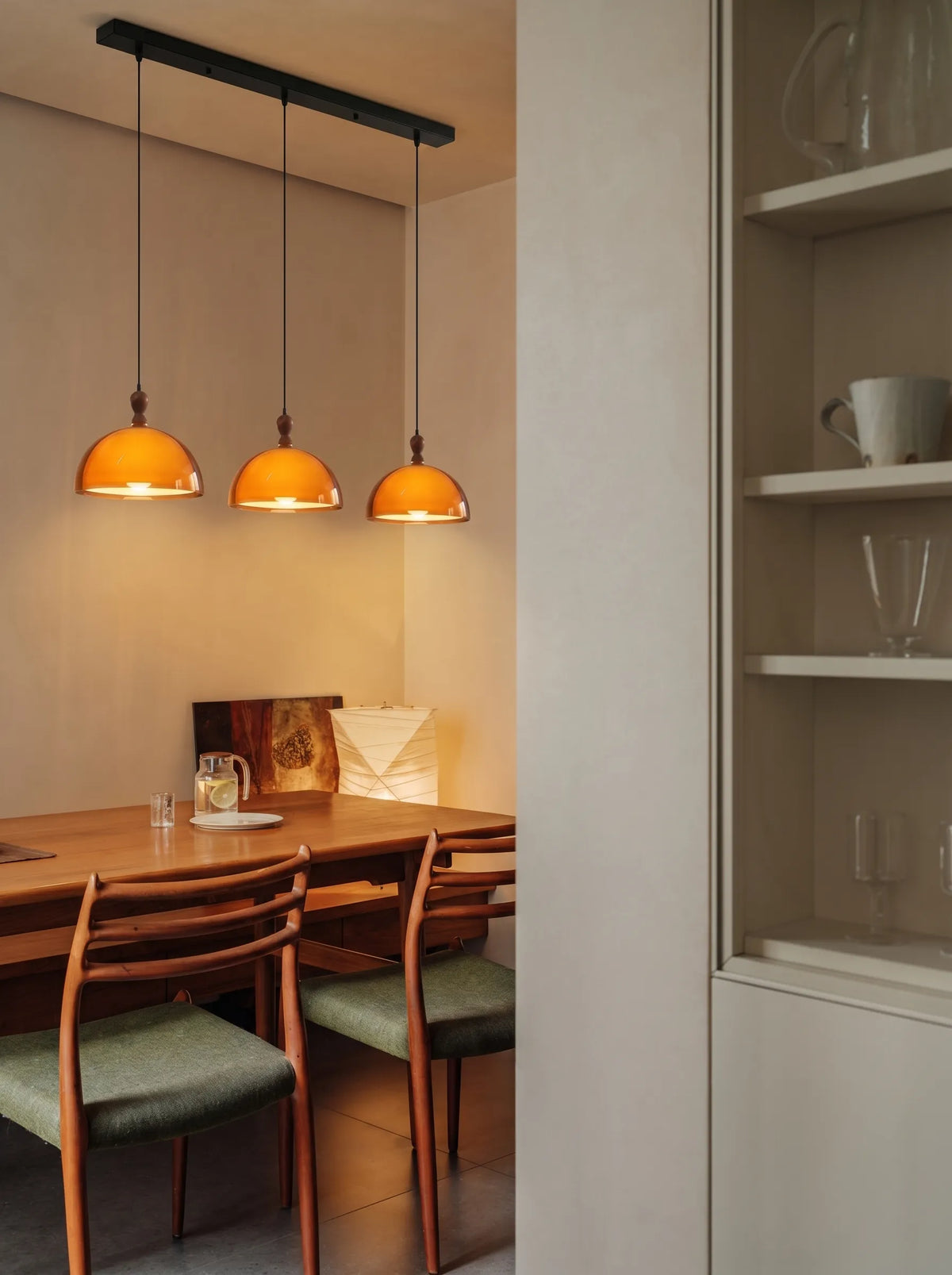 Lámpara colgante de 3 luces Bóveda sobre una mesa de comedor – imagen 2