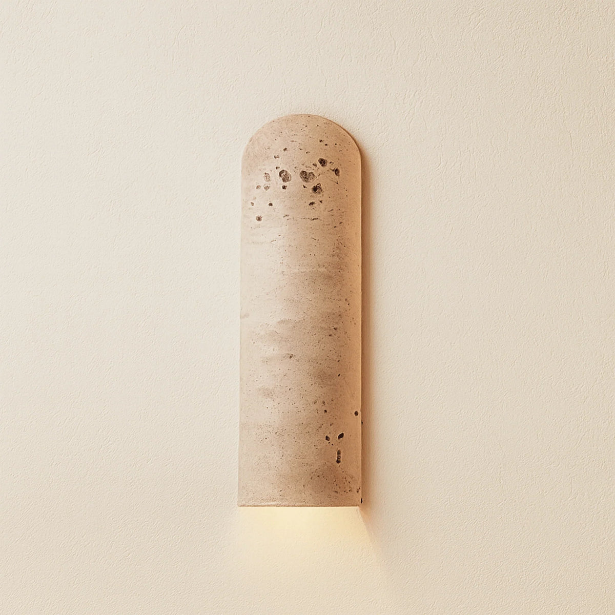 Aplique de pared de travertino Viroca – con la luz hacia abajo