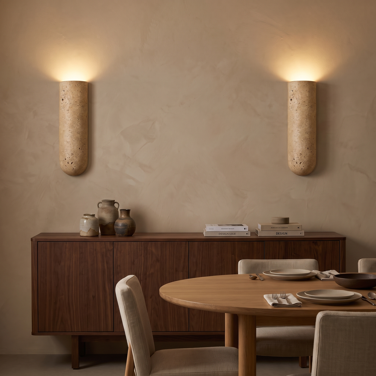Aplique de pared de travertino Viroca – luz hacia arriba sobre un aparador de comedor