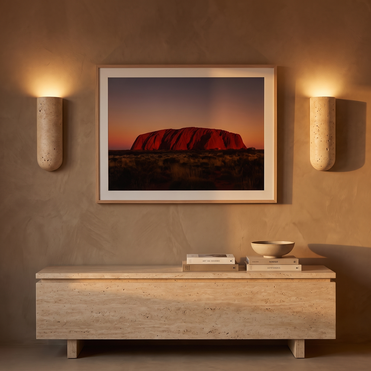 Aplique de pared de travertino Viroca – pareja de apliques con luz hacia arriba en un salón