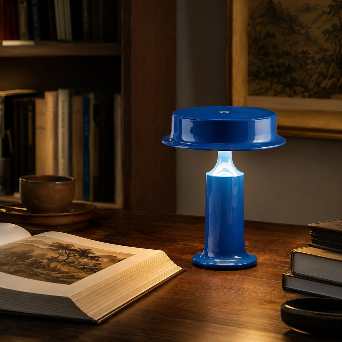 Lámpara de mesa LED recargable Gorrela en una mesa de comedor – imagen 9