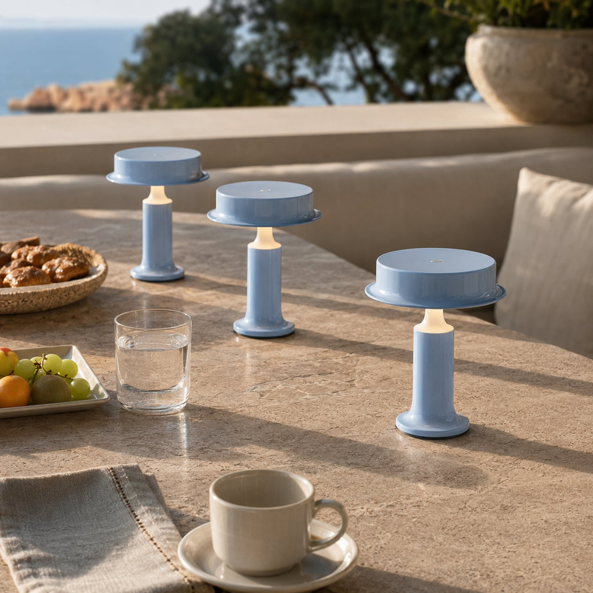 Lámpara de mesa LED recargable Gorrela en una mesa de comedor – imagen 6