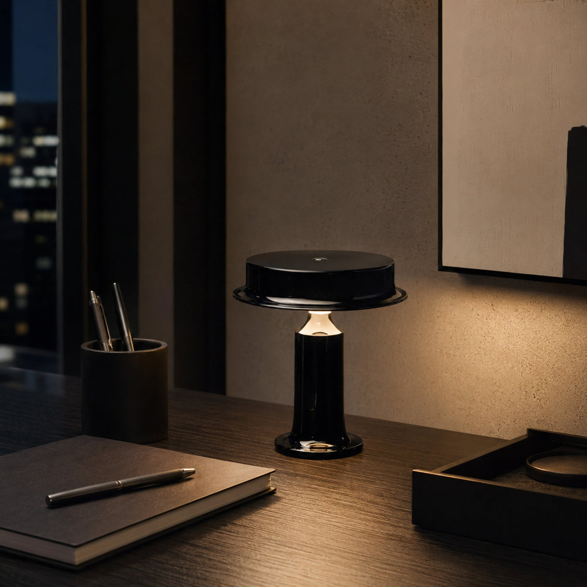 Lámpara de mesa LED recargable Gorrela en una mesa de comedor – imagen 8