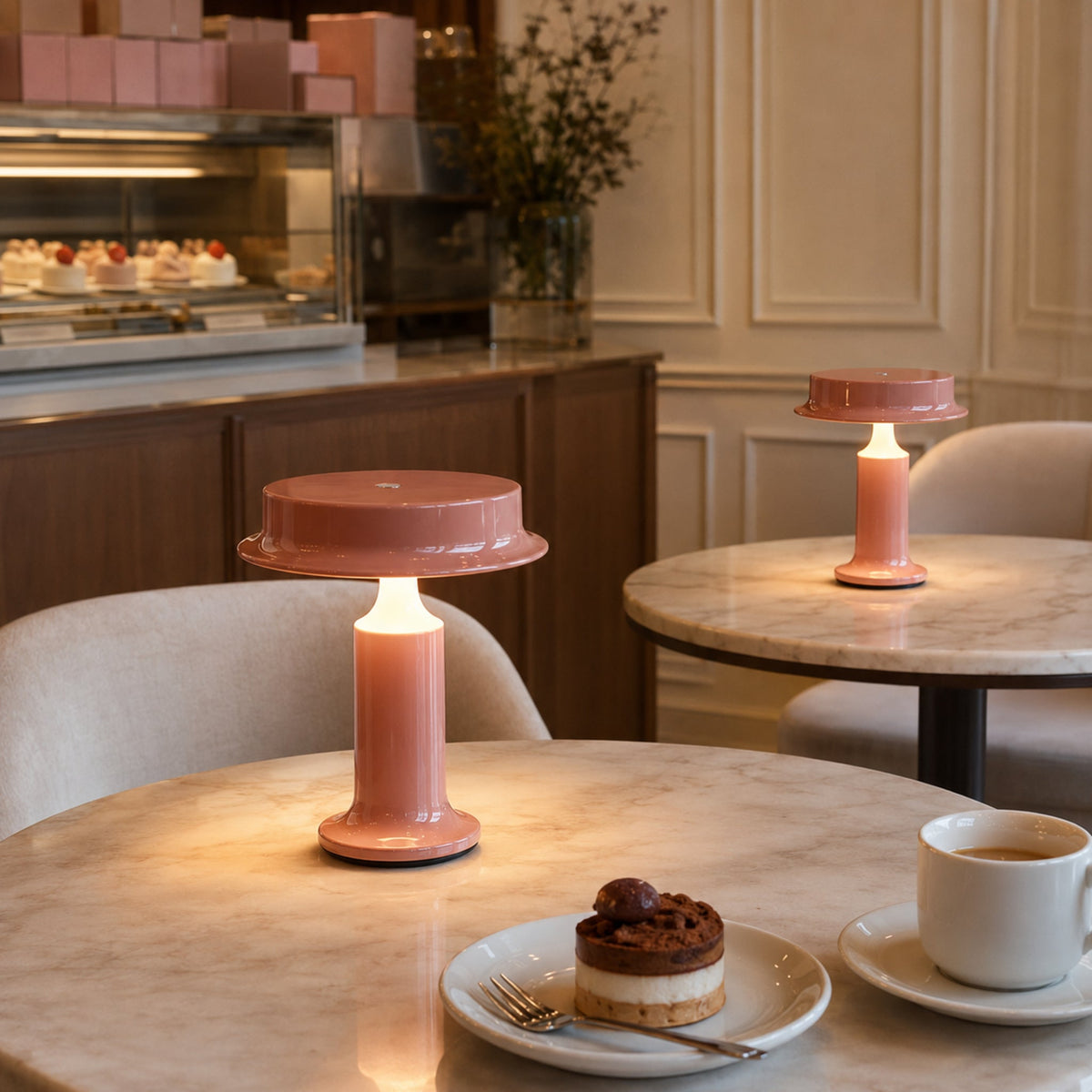 Lámpara de mesa LED recargable Gorrela en una mesa de comedor – imagen 7