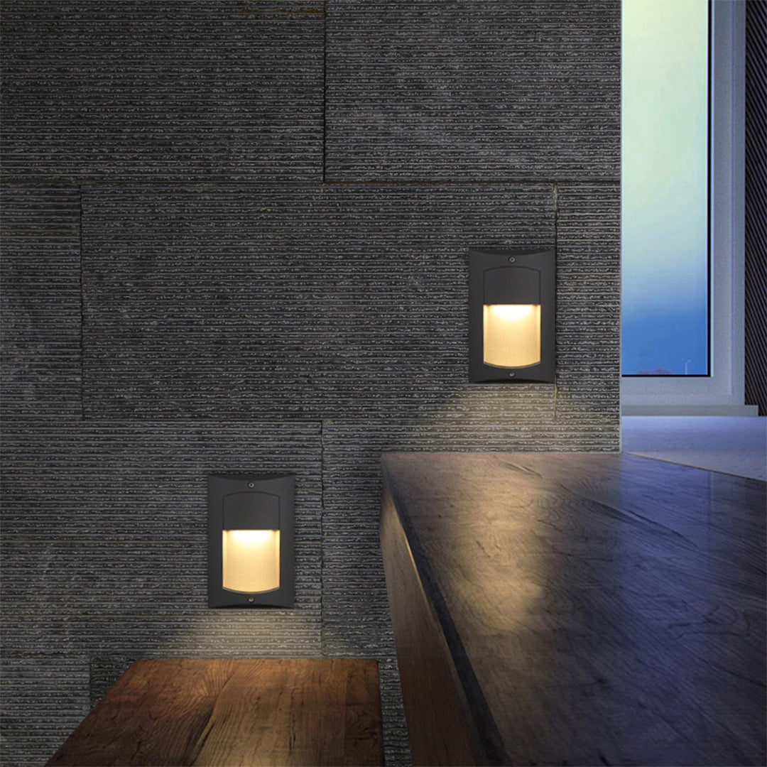 Luz de escalera empotrable exterior Isenda – dos luces junto a un banco de madera